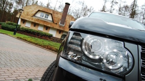 Land Rovers King of the Road treedt aan met een splinternieuwe achtcilinderdiesel. De Range Rover TDV8 ploegt daardoor in de stijl van British Luxury met nog meer machtsvertoon over het asfalt. T