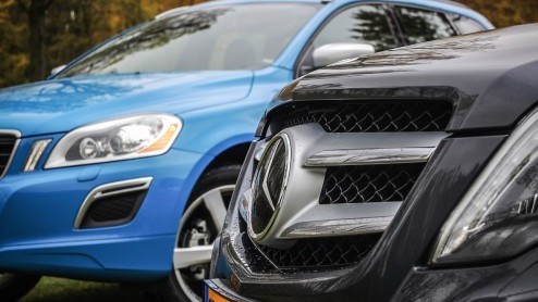 Voor Mercedes-Benz is de Volvo XC60 de grootste concurrent van de GLK-Klasse, die onlangs fijntjes is bijgepunt. Hoewel ze in design volledig hun eigen weg bewandelen, zijn beiden zeer comfortgericht.