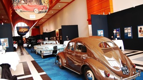 Autoreclame is van alle tijden. De tentoonstelling '125 jaar Autoreclame' in het Museum van de Twintigste Eeuw brengt dat op amuserende wijze in beeld. Wanneer ontwikkelde de auto zich tot statussymbo