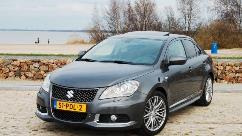 Sedans die tegen de middenklasse aanschurken zijn bij ons niet heel populair. De Volvo S40, Chevrolet Cruze, Mitsubishi Lancer en in mindere mate de Volkswagen Jetta hebben het al moeilijk genoeg om h