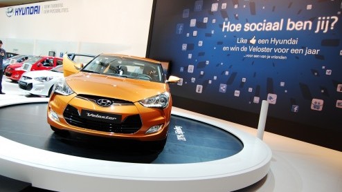 Hyundai gaat naast de zuinige ook op de sportieve toer met de nieuwe Veloster. Hij staat  net al de nieuwe i40 - in juli bij de dealer vanaf 23.995 euro maar is nu al te bewonderen op de AutoRAI.