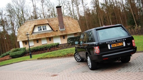 Land Rovers King of the Road treedt aan met een splinternieuwe achtcilinderdiesel. De Range Rover TDV8 ploegt daardoor in de stijl van British Luxury met nog meer machtsvertoon over het asfalt. T