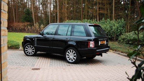 Land Rovers King of the Road treedt aan met een splinternieuwe achtcilinderdiesel. De Range Rover TDV8 ploegt daardoor in de stijl van British Luxury met nog meer machtsvertoon over het asfalt. T