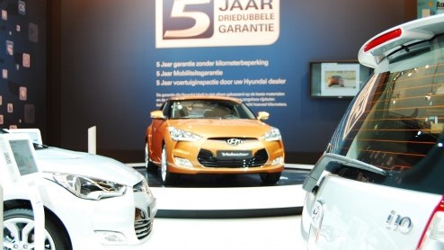 Hyundai gaat naast de zuinige ook op de sportieve toer met de nieuwe Veloster. Hij staat  net al de nieuwe i40 - in juli bij de dealer vanaf 23.995 euro maar is nu al te bewonderen op de AutoRAI.