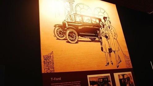 Autoreclame is van alle tijden. De tentoonstelling '125 jaar Autoreclame' in het Museum van de Twintigste Eeuw brengt dat op amuserende wijze in beeld. Wanneer ontwikkelde de auto zich tot statussymbo