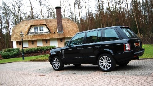 Land Rovers King of the Road treedt aan met een splinternieuwe achtcilinderdiesel. De Range Rover TDV8 ploegt daardoor in de stijl van British Luxury met nog meer machtsvertoon over het asfalt. T
