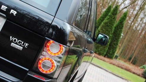 Land Rovers King of the Road treedt aan met een splinternieuwe achtcilinderdiesel. De Range Rover TDV8 ploegt daardoor in de stijl van British Luxury met nog meer machtsvertoon over het asfalt. T