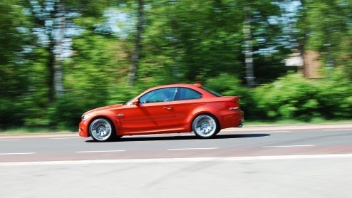 Hij is bloedstollend snel, rood-oranje en heerlijke sportief; de BMW 1 Serie M Coup. Onlangs logeerde het bommetje op de redactie en lieten coureur Danny van Dongen er even buiten mee spelen. Een ech