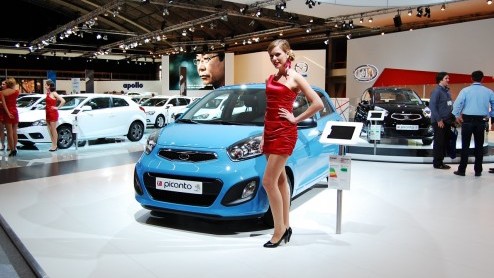 De nieuwe Picanto beleeft op de AutoRAI zijn Nederlandse debuut. Vlak voordat we er eind deze week mee gaan rijden heeft Kia het leveringsprogramma bekend gemaakt. Hij is er vanaf 7995 euro.