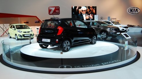 De nieuwe Picanto beleeft op de AutoRAI zijn Nederlandse debuut. Vlak voordat we er eind deze week mee gaan rijden heeft Kia het leveringsprogramma bekend gemaakt. Hij is er vanaf 7995 euro.