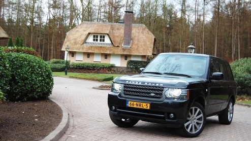 Land Rovers King of the Road treedt aan met een splinternieuwe achtcilinderdiesel. De Range Rover TDV8 ploegt daardoor in de stijl van British Luxury met nog meer machtsvertoon over het asfalt. T