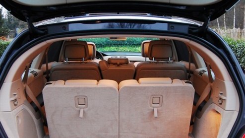 Het lijkt allemaal zo simpel. Wanneer je op zoek bent naar statig vervoer kies je een sedan. Wie meer ruimte nodig heeft neemt een stationwagon en om stoer te doen is er de SUV. Waarom biedt Mercedes-