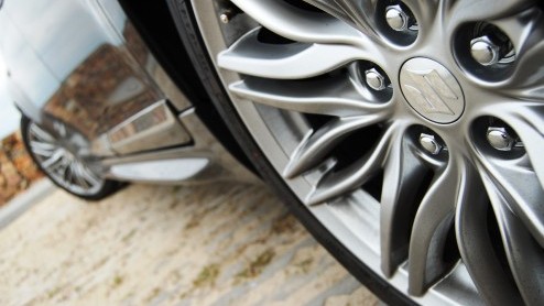 Sedans die tegen de middenklasse aanschurken zijn bij ons niet heel populair. De Volvo S40, Chevrolet Cruze, Mitsubishi Lancer en in mindere mate de Volkswagen Jetta hebben het al moeilijk genoeg om h