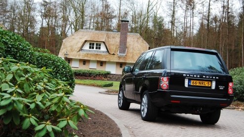Land Rovers King of the Road treedt aan met een splinternieuwe achtcilinderdiesel. De Range Rover TDV8 ploegt daardoor in de stijl van British Luxury met nog meer machtsvertoon over het asfalt. T