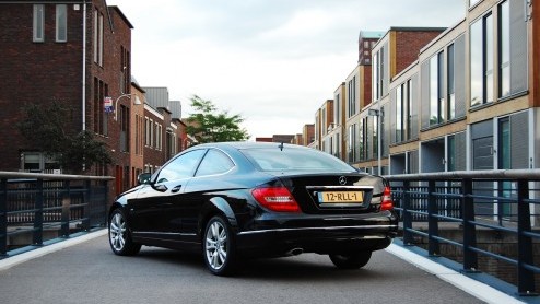 Zakelijk rijden met lagere bijtelling kan tegenwoordig in allerlei soorten en maten. Mercedes-Benz geeft met de introductie van de C 220 CDI Coup de aftrap in het segment van de tweedeurscoup met di