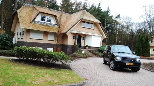Land Rovers King of the Road treedt aan met een splinternieuwe achtcilinderdiesel. De Range Rover TDV8 ploegt daardoor in de stijl van British Luxury met nog meer machtsvertoon over het asfalt. T