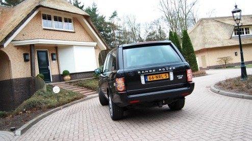 Land Rovers King of the Road treedt aan met een splinternieuwe achtcilinderdiesel. De Range Rover TDV8 ploegt daardoor in de stijl van British Luxury met nog meer machtsvertoon over het asfalt. T