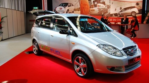 De AutoRAI 2011 is van start gegaan. De beursvloer van het Hollandse autofeest staat vol met spannende, opvallende en zeer zuinige (Nederlandse) primeurs. Wij waren er natuurlijk bij en geven je alvas