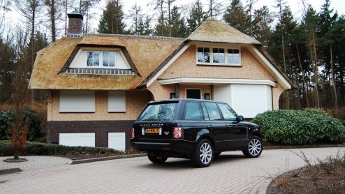 Land Rovers King of the Road treedt aan met een splinternieuwe achtcilinderdiesel. De Range Rover TDV8 ploegt daardoor in de stijl van British Luxury met nog meer machtsvertoon over het asfalt. T
