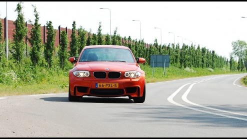 Hij is bloedstollend snel, rood-oranje en heerlijke sportief; de BMW 1 Serie M Coup. Onlangs logeerde het bommetje op de redactie en lieten coureur Danny van Dongen er even buiten mee spelen. Een ech