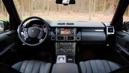 Land Rovers King of the Road treedt aan met een splinternieuwe achtcilinderdiesel. De Range Rover TDV8 ploegt daardoor in de stijl van British Luxury met nog meer machtsvertoon over het asfalt. T