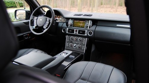 Land Rovers King of the Road treedt aan met een splinternieuwe achtcilinderdiesel. De Range Rover TDV8 ploegt daardoor in de stijl van British Luxury met nog meer machtsvertoon over het asfalt. T