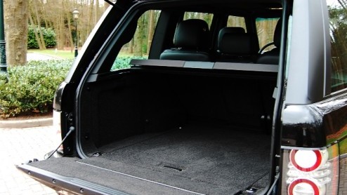 Land Rovers King of the Road treedt aan met een splinternieuwe achtcilinderdiesel. De Range Rover TDV8 ploegt daardoor in de stijl van British Luxury met nog meer machtsvertoon over het asfalt. T
