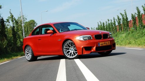 Hij is bloedstollend snel, rood-oranje en heerlijke sportief; de BMW 1 Serie M Coup. Onlangs logeerde het bommetje op de redactie en lieten coureur Danny van Dongen er even buiten mee spelen. Een ech