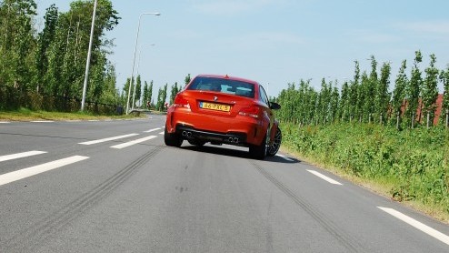 Hij is bloedstollend snel, rood-oranje en heerlijke sportief; de BMW 1 Serie M Coup. Onlangs logeerde het bommetje op de redactie en lieten coureur Danny van Dongen er even buiten mee spelen. Een ech