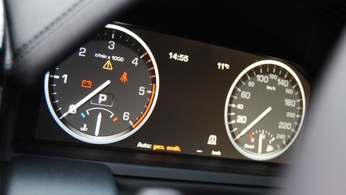 Land Rovers King of the Road treedt aan met een splinternieuwe achtcilinderdiesel. De Range Rover TDV8 ploegt daardoor in de stijl van British Luxury met nog meer machtsvertoon over het asfalt. T