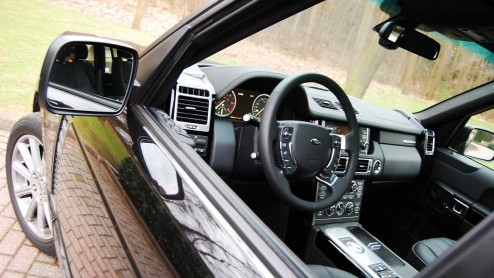 Land Rovers King of the Road treedt aan met een splinternieuwe achtcilinderdiesel. De Range Rover TDV8 ploegt daardoor in de stijl van British Luxury met nog meer machtsvertoon over het asfalt. T