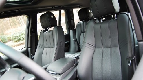 Land Rovers King of the Road treedt aan met een splinternieuwe achtcilinderdiesel. De Range Rover TDV8 ploegt daardoor in de stijl van British Luxury met nog meer machtsvertoon over het asfalt. T