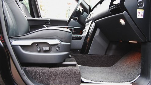 Land Rovers King of the Road treedt aan met een splinternieuwe achtcilinderdiesel. De Range Rover TDV8 ploegt daardoor in de stijl van British Luxury met nog meer machtsvertoon over het asfalt. T