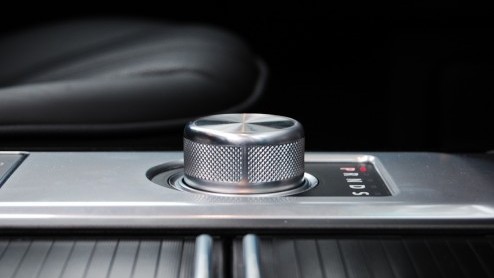 Land Rovers King of the Road treedt aan met een splinternieuwe achtcilinderdiesel. De Range Rover TDV8 ploegt daardoor in de stijl van British Luxury met nog meer machtsvertoon over het asfalt. T