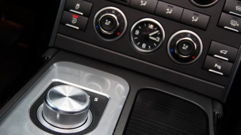 Land Rovers King of the Road treedt aan met een splinternieuwe achtcilinderdiesel. De Range Rover TDV8 ploegt daardoor in de stijl van British Luxury met nog meer machtsvertoon over het asfalt. T