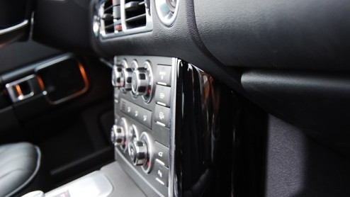 Land Rovers King of the Road treedt aan met een splinternieuwe achtcilinderdiesel. De Range Rover TDV8 ploegt daardoor in de stijl van British Luxury met nog meer machtsvertoon over het asfalt. T