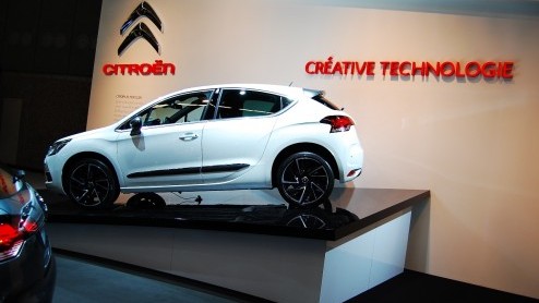 De AutoRAI is losgebarsten en Citroen kiest dat moment de prijzen van de DS4 bekend te maken. Het tweede DS-model wordt verkrijgbaar met twee diesels en drie benzinemotoren voor prijzen vanaf 23.940 e