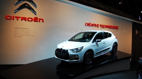 De AutoRAI is losgebarsten en Citroen kiest dat moment de prijzen van de DS4 bekend te maken. Het tweede DS-model wordt verkrijgbaar met twee diesels en drie benzinemotoren voor prijzen vanaf 23.940 e