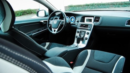 Volvo heeft de smaak te pakken in het aanbieden van modellen met bijtellingsvoordeel. In het leveringsprogramma van de S60 is er nu naast de bestaande D2 diesel ook een versie met Powershift automaat