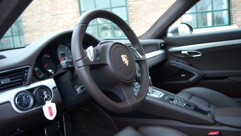 Al snel na het verschijnen van de jongste editie van de 911 Carrera lanceert Porsche de 4 daarop. Met een nieuw systeem van vierwielaandrijving. Maar is dat niet in strijd met het speelse karakter v