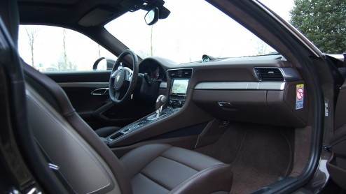Al snel na het verschijnen van de jongste editie van de 911 Carrera lanceert Porsche de 4 daarop. Met een nieuw systeem van vierwielaandrijving. Maar is dat niet in strijd met het speelse karakter v