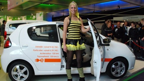 De AutoRAI heeft dit jaar een elektrische primeur te pakken. Prins Maurits  voorzitter van het Formule E-team  haalde op de AutoRAI het doek af van het nieuwste elektrische model van ECE met een n