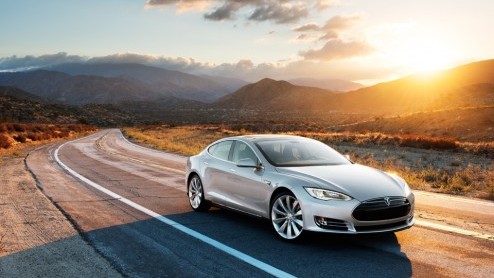 De prijzen van de volledig elektrische Tesla Model S zijn bekend gemaakt. Tesla's volledig elektrisch aangedreven vlaggenschip is er vanaf 72.600 euro. Bijtelling? 0%!