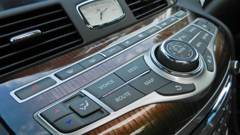 Infiniti laat geen kans onbenut het vlaggenschip M veelzijdig in de markt te zetten. Na de sportieve M37 en dieselende M30d is het topmodel nu ook verkrijgbaar als hybride. Dankzij het bijbehorende gr