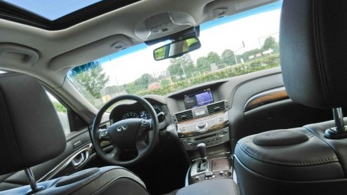 Infiniti laat geen kans onbenut het vlaggenschip M veelzijdig in de markt te zetten. Na de sportieve M37 en dieselende M30d is het topmodel nu ook verkrijgbaar als hybride. Dankzij het bijbehorende gr