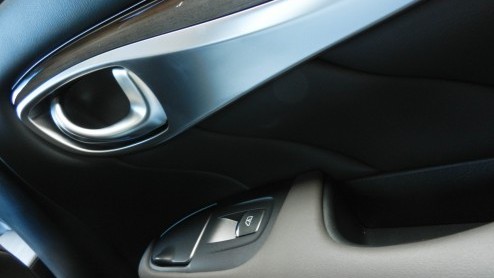Infiniti laat geen kans onbenut het vlaggenschip M veelzijdig in de markt te zetten. Na de sportieve M37 en dieselende M30d is het topmodel nu ook verkrijgbaar als hybride. Dankzij het bijbehorende gr