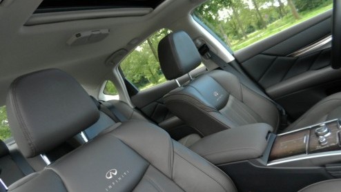 Infiniti laat geen kans onbenut het vlaggenschip M veelzijdig in de markt te zetten. Na de sportieve M37 en dieselende M30d is het topmodel nu ook verkrijgbaar als hybride. Dankzij het bijbehorende gr