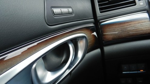 Infiniti laat geen kans onbenut het vlaggenschip M veelzijdig in de markt te zetten. Na de sportieve M37 en dieselende M30d is het topmodel nu ook verkrijgbaar als hybride. Dankzij het bijbehorende gr