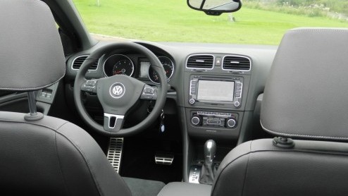 De Volkswagen Golf Cabriolet is er weer! Na negen jaar afwezigheid keert het model terug in het modellengamma van de Duitsers. Zijn showroomdebuut midden in de zomermaand augustus is niet toevallig; m