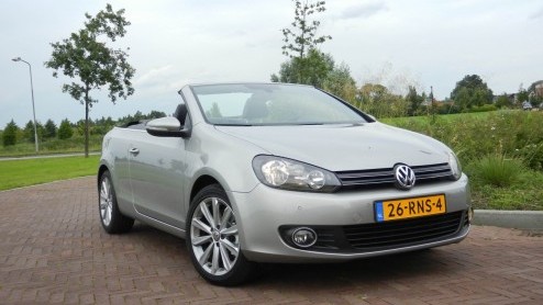 De Volkswagen Golf Cabriolet is er weer! Na negen jaar afwezigheid keert het model terug in het modellengamma van de Duitsers. Zijn showroomdebuut midden in de zomermaand augustus is niet toevallig; m